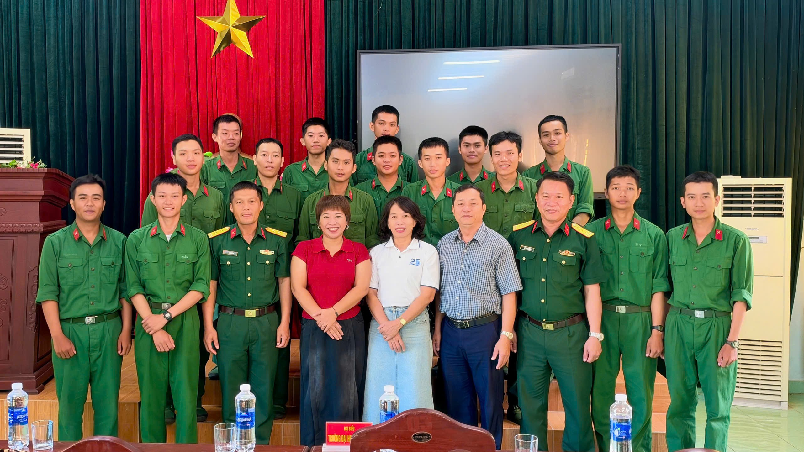 Trường Đại học Quy Nhơn thăm, động viên sinh viên tham gia đào tạo sĩ quan dự bị năm 2026