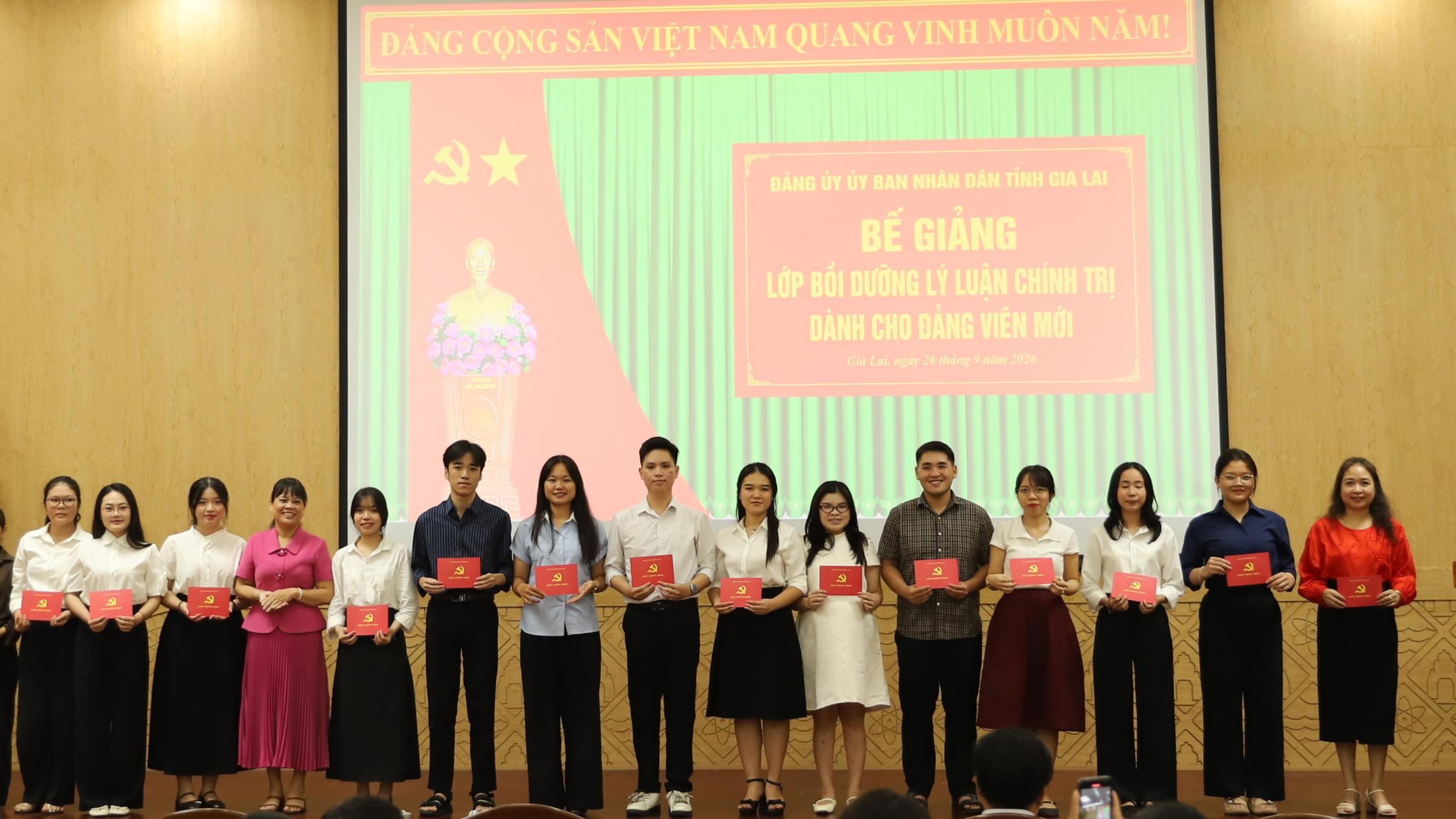 Bế giảng Lớp bồi dưỡng lý luận chính trị dành cho đảng viên mới đợt II năm 2026 tại Đảng bộ Trường Đại học Quy Nhơn
