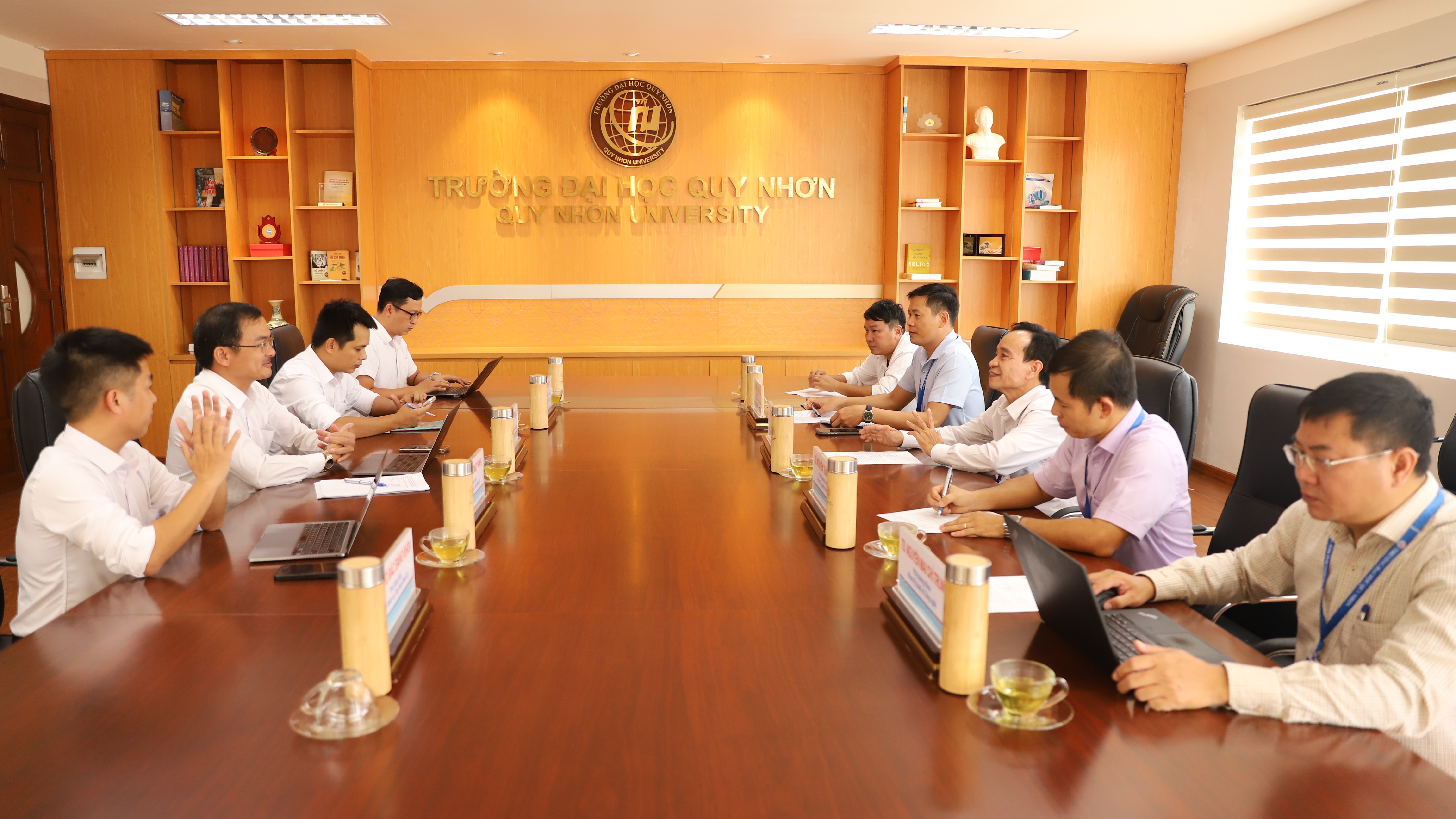 Trường Đại học Quy Nhơn và Công ty cổ phần Đầu tư hạ tầng Giao thông Đèo Cả trao đổi hợp tác đào tạo, thực tập và tuyển dụng